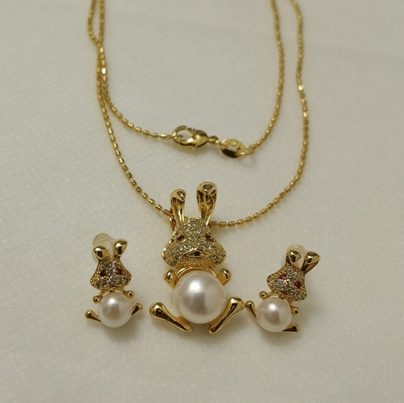Freshwater pearl rabbits necklace and earrings set. - Picture 5 of 6